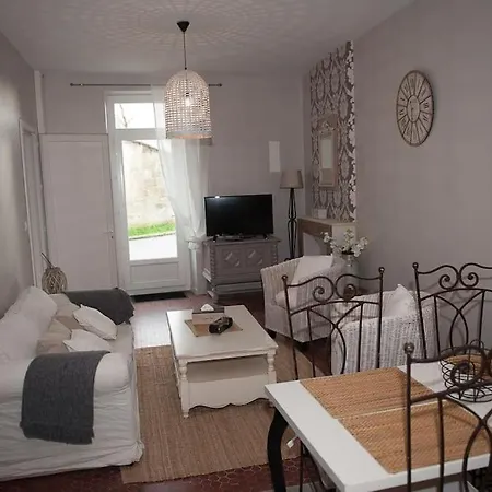 Bel Appartement En Pierre De 88 M2 Charme D'Antan Margaux-Cantenac Exterior photo